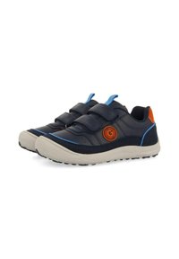 Zapatillas de Navy azul con correas de velcro, acento de logo naranja, suela de goma texturizada y acentos en azul claro en contraste a lo largo de las costuras.