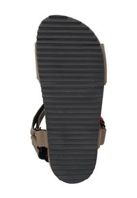 Bruine sandaal met een gestructureerde zwarte rubberen zool, voorzien van verstelbare bandjes en een eenvoudig ontwerp, ideaal voor comfort en stabiliteit.