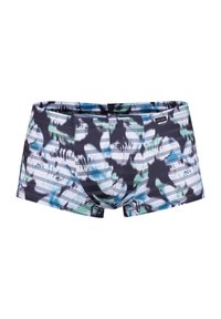 Pojkbadbyxor i en mörk färgkombination med abstrakta gröna och blå mönster. Har resårmidja och åtsittande design för komfort.