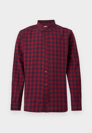 Camicia a maniche lunghe con bottoni, a quadri rossi e blu navy, con colletto abbottonato e taschino sul petto.