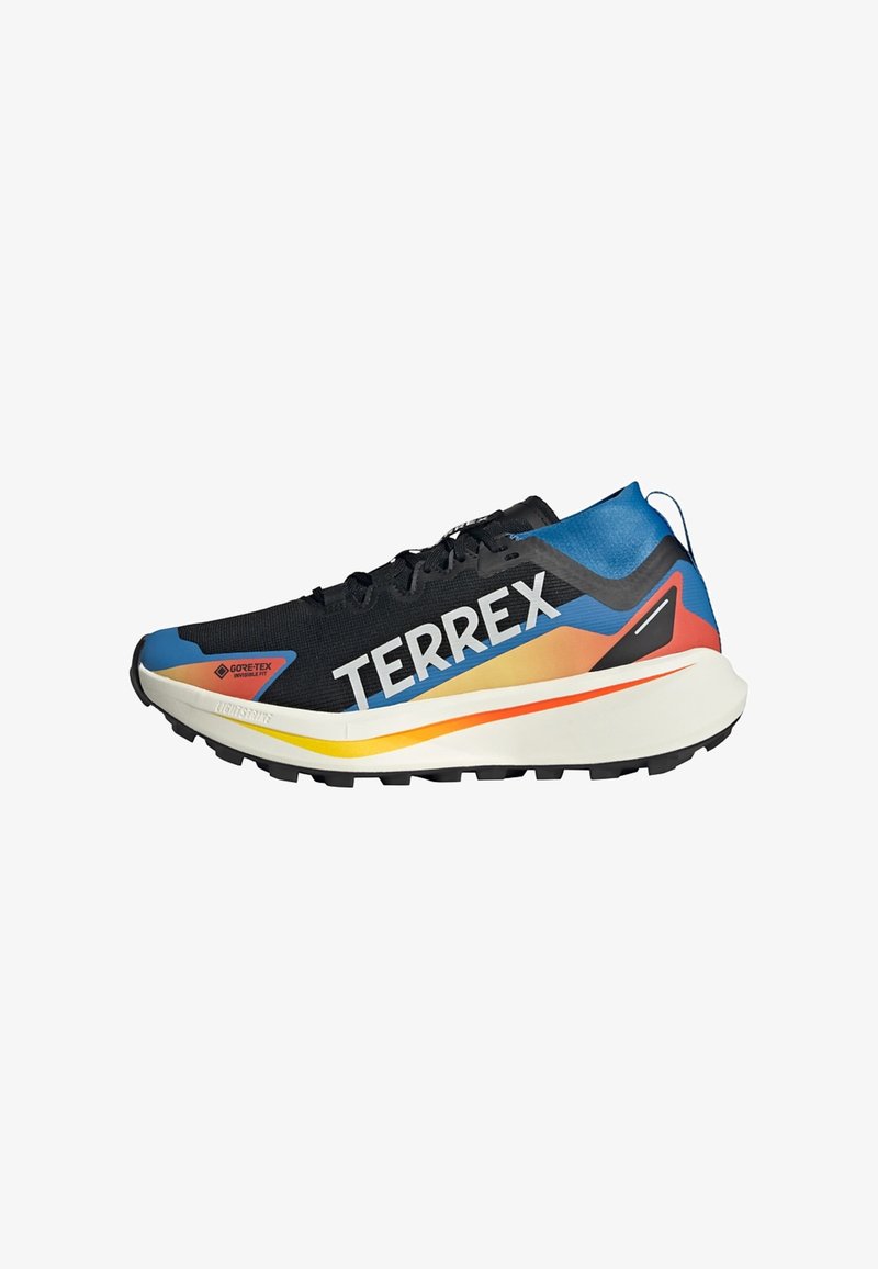 Schwarze Laufschuhe mit blauen, orangefarbenen und gelben Akzenten; verfügen über ein strukturiertes Obermaterial, auffällige "TERREX"-Markierung und eine robuste Sohle.
