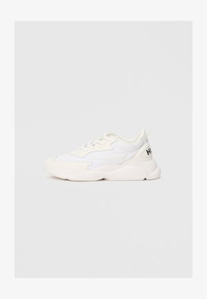 Bílá teniska s nízkým profilem, horní část z kombinace síťoviny a kůže, šněrovací uzavírání, robustní podrážka a černý nápis "HUGO" na patní části.