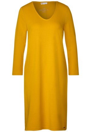 Robe jaune moutarde à manches longues, longueur au genou, col en V et texture de tissu simple et lisse.