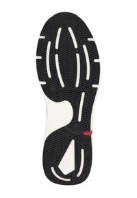 Semelle de chaussure avec un extérieur en caoutchouc noir, présentant un motif de bande de roulement texturé. Des accents blancs et un petit détail rouge sont visibles.