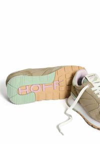 Zapatillas de ante beige con un diseño texturizado, con una suela de color verde menta y melocotón, cordones blancos y la marca "HOFF" en el lateral.