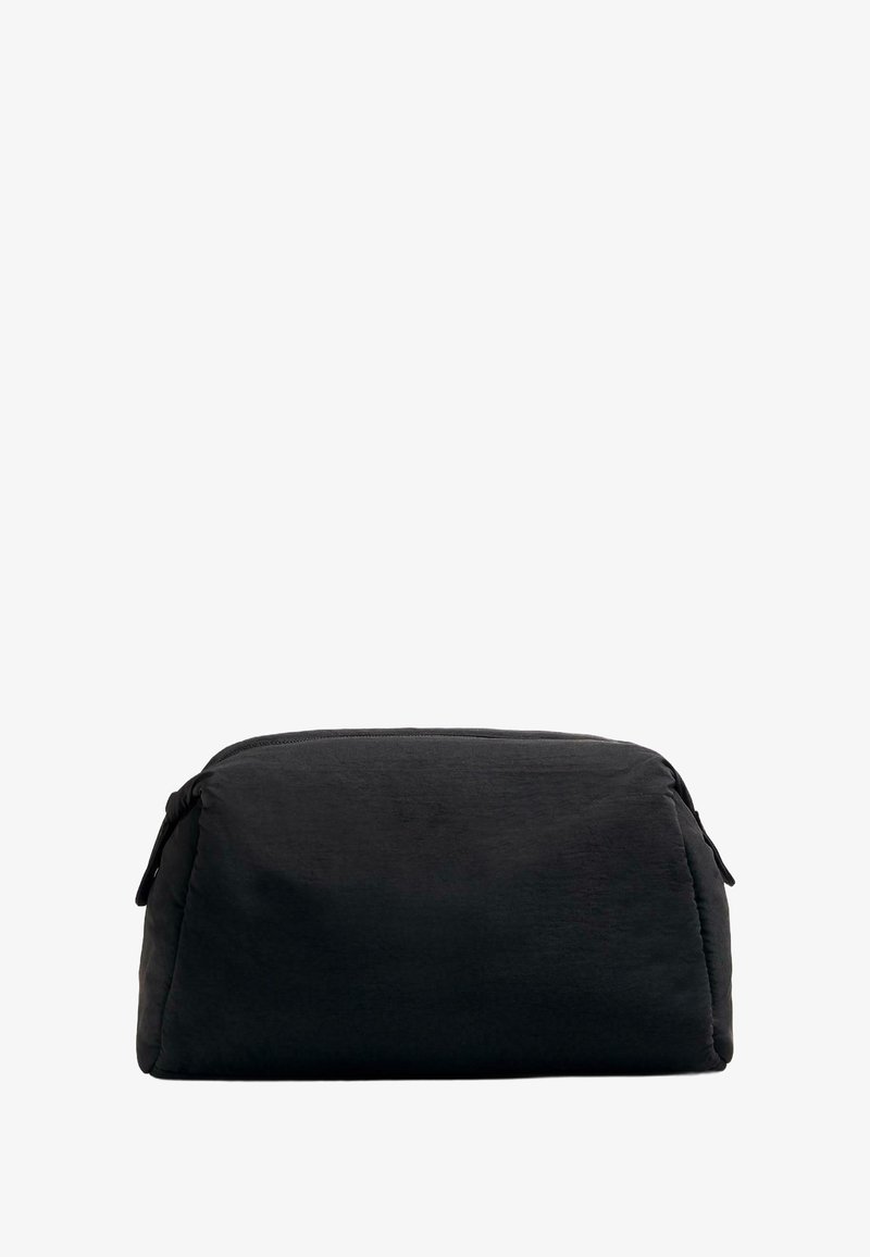 Fekete, téglalap alakú szövet tasak, cipzárral záródik, enyhén párnázott és puha tapintású, fehér háttér előtt fényképezve.