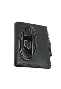 Portafoglio in pelle nera con logo metallico, design compatto, texture liscia, dotato di zip e bordi cuciti per una maggiore durabilità.