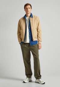 Pepe Jeans RELAXED STRAIGHT - Hlače chino - military green