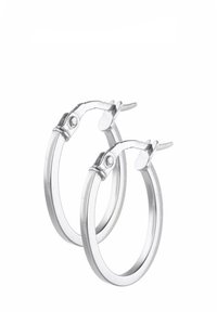 Hopehopeita, joissa on kiiltävä pinta, varustettu saranoitulla sulkemisella ja sileällä, pyöreällä muotoilulla. Teksturoitu yksityiskohta lähellä solkea.