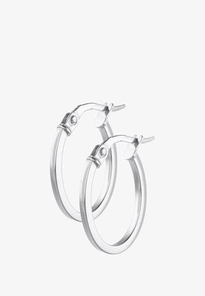 Hopehopeita, joissa on kiiltävä pinta, varustettu saranoitulla sulkemisella ja sileällä, pyöreällä muotoilulla. Teksturoitu yksityiskohta lähellä solkea.