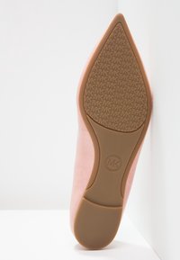 Scarpa con tacco alto rosa con punta affusolata, materiale superiore liscio e suola in gomma marrone testurizzata con motivo "MK".