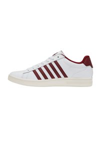 Weißer Sportschuh mit burgunderroten Streifen, Obermaterial aus glattem Leder, runde Spitze, weiße Sohle und Schnürung. Strukturierte Akzente an der Ferse.