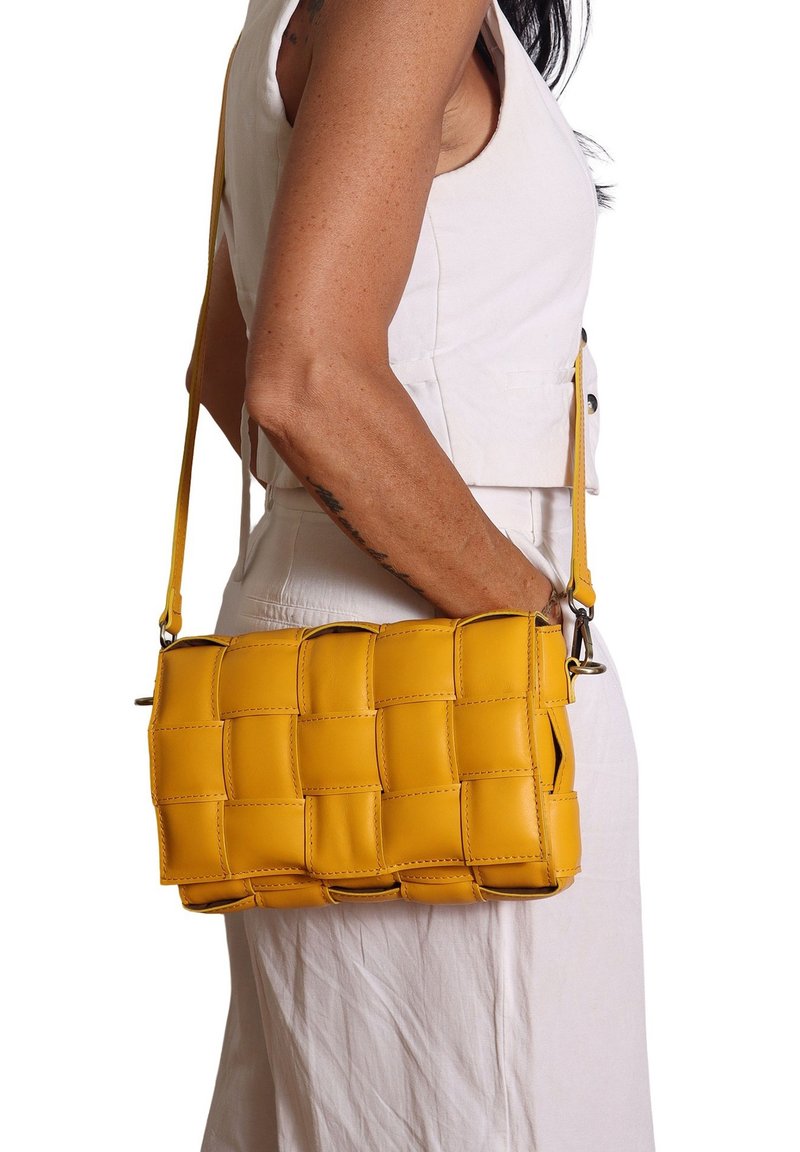Borsa a tracolla in pelle intrecciata gialla con forma rettangolare, dotata di una tracolla rimovibile e una texture liscia.
