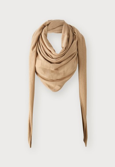 Sciarpa beige a tessitura, con un design drappeggiato, caratterizzata da una texture morbida e lunghe estremità appuntite. Adatta per stili versatili e sovrapposizioni.