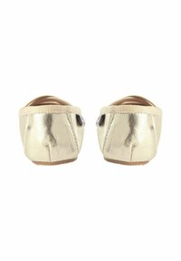 Metallist kuldsed kinnised lamedad kingad paarina, nähtavad tagant, pehme tekstiilsisuga ja väikeste küljele paigutatud logodega.