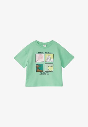 Miętowo-zielona koszulka z krótkim rękawem z czterema kwadratowymi ilustracjami: rakietą tenisową, dwoma psami i sercem oraz napisami „Sporty & Cute” i „Teamlove”.