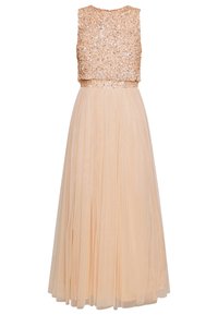 Vaaleanpunainen mekko, jossa on helmillä koristeltu, hihaton yläosa ja virtaava, pleatattu tylle-hame, luoden kerroksellista rakennetta.