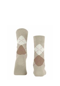 Chaussettes beige avec des motifs de diamants en accents crème, marron et rose. La texture tricotée et les bords côtelés offrent un ajustement confortable.
