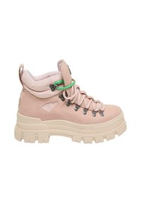 Stivaletto da escursionismo rosa alto in materiali mesh e suede, con una suola chunky color crema, lacci verdi e passanti metallici per una vestibilità sicura.
