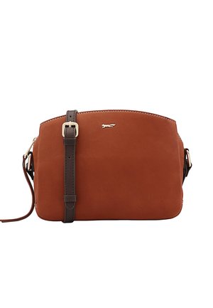 Sac en cuir brun à bandoulière avec un design épuré, comportant une sangle foncée, des finitions en métal argenté et un logo discret sur le devant.