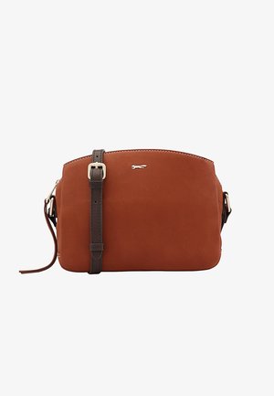 Braune Leder-Crossbody-Tasche mit einem eleganten Design, ausgestattet mit einem dunklen Schulterriemen, silbernem Beschlag und einem dezenten Logo auf der Vorderseite.