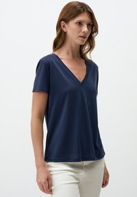 Marineblaue V-Ausschnitt-T-Shirt mit kurzen Ärmeln, aus einem weichen Stoff, mit lockerer Passform und glatter Textur.