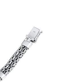 Silverfärgad armband med ett flätat kedjemönster, märkt med "925" och ett lås. Slät yta med polerad finish.