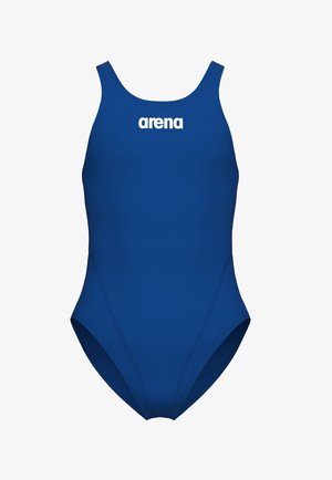Niebieski jednoczęściowy kostium kąpielowy z białym logo „arena” na środku klatki piersiowej, z wysokim dekoltem i szerokimi ramionami.