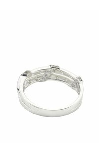 Anello in argento con una finitura liscia, caratterizzato da accenti trasparenti e una forma a banda ovale. L'interno mostra un design cavo con piccole aperture.