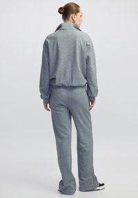 Grijze, zachte katoenen trainingspak met een hoge kraag, een ontspannen pasvorm en elastische boorden; bevat bijpassende broek met een recht model.