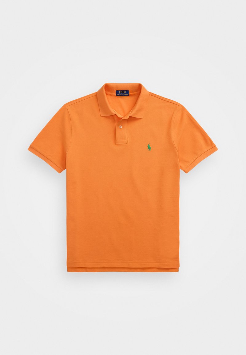 Lühikeste varrukatega oranž polo särk, mis on valmistatud tekstureeritud kangast, ning millel on kahe nööbiga nööpiring ja rinnal väike roheline tikand/logoga.