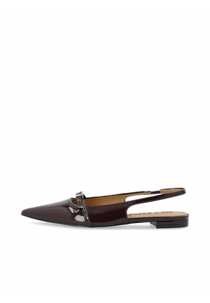 Chaussure plate slingback pointue marron foncé brillante avec une petite sangle à boucle sur le devant et un petit talon.