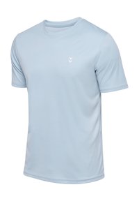 Ljusblå kortärmad T-shirt gjord av mjukt, stretchigt tyg. Har en liten vit logotyp på bröstet och en klassisk rund halsringning.