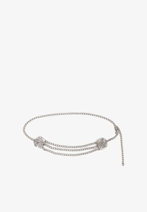 Zilveren kettingriem met twee decoratieve rozenaccenten. Het ontwerp bevat ineengestrengelde kettingen en een verstelbare sluiting voor een passende pasvorm.