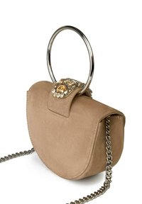 Beige Wildleder-Handtasche mit runder Form, silberner Kettenriemen und kreisförmigem metallischen Griff. Verfügt über eine mit Juwelen besetzte Verschlussdetails oben.