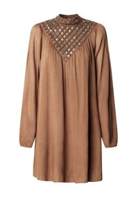 Vestido marrón de manga larga con cuello alto, que presenta un cuerpo bordado con un patrón de diamantes con acentos metálicos y una tela fluida y texturizada.