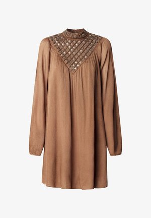 Brun langærmet kjole med høj hals, der har en diamantmønstret broderet liv med metalaccenter og flydende tekstureret stof.