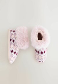 Różowe dziergane kapcie z puszystą górą, zdobione geometrycznym wzorem w kolorach fioletowym i kremowym. Miękka, pluszowa tekstura o zaokrąglonym kształcie.