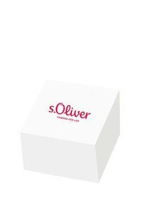 Weißer rechteckiger Karton mit glänzender Oberfläche, der das Logo "s.Oliver" in fetter roter Schrift und den Satz "FASHION FOR LIFE" darunter zeigt.