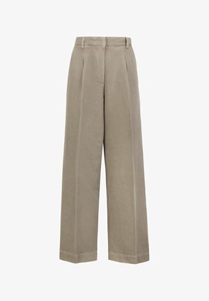 Beżowe spodnie o szerokich nogawkach z plisami, szlufkami na pasek i ukrytym zapięciem z przodu, prezentowane na białym tle.