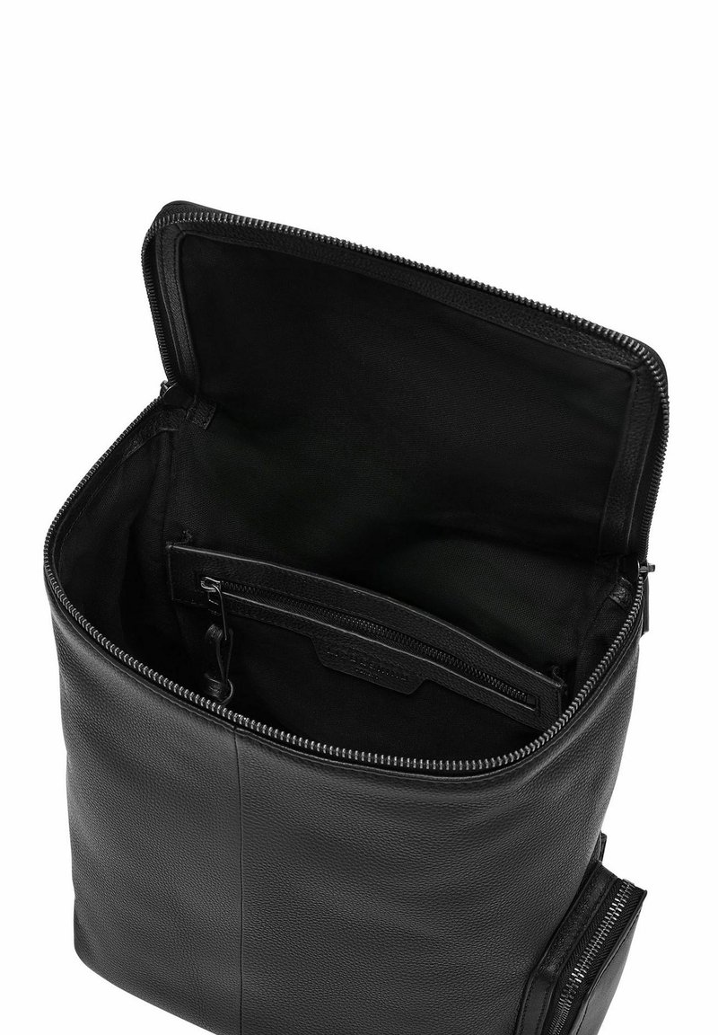 Schwarze Lederhandtasche mit einem Reißverschluss, die eine glatte Außenseite und ein weiches schwarzes Innenfutter aufweist. Sie enthält eine innere Reißverschlusstasche und ein Branding-Detail.