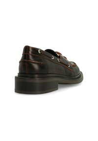 Bruine leren schoen met een lage hak, voorzien van vetersluiting, zilveren oogjes en contrasterende stiksels langs de zijkanten.