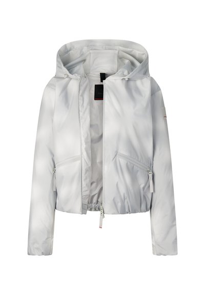 Witte lichtgewicht jas met capuchon, voorzien van een ritssluiting aan de voorkant, twee met rits afsluitbare zakken en een elastische zoom, weergegeven op een witte achtergrond.