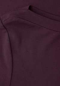 Ciemnofioletowa tkanina o gładkiej, elastycznej fakturze z przeszyciem biegnącym ukośnie. Prosty wzór bez wzorów czy dodatków.