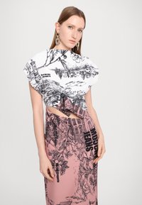 MOSCHINO JEANS URBAN - Koktajl obleka/za zabavo - fantasia rosa