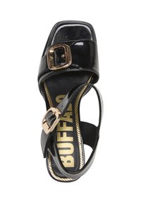 Sandale en cuir verni noir avec boucles dorées, bout carré, et marquage "BUFFALO" sur la semelle intérieure, vue de dessus.