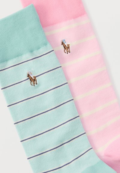 Ζευγάρι ριγωτές κάλτσες σε παστέλ μπλε και ροζ, η κάθε μία με ένα μικρό κεντημένο λογότυπο παίκτη πόλο κοντά στον αστράγαλο.