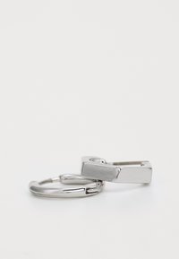 Pendientes de metal plateado con un aro circular y una pieza de acento rectangular, con un acabado suave y pulido.