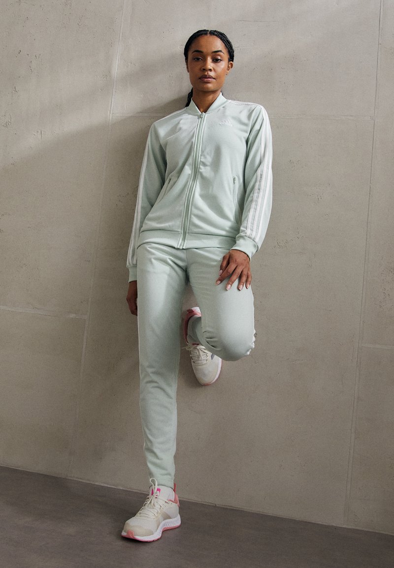 adidas Sportswear ESSENTIALS 3-STRIPES - Trenirka - linen green/white