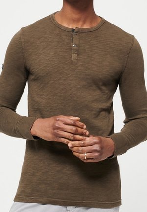 Braunes Henley-Hemd mit langen Ärmeln aus strukturiertem Stoff, rundem Ausschnitt, dreiknöpfiger Knopfleiste und engen Bündchen.